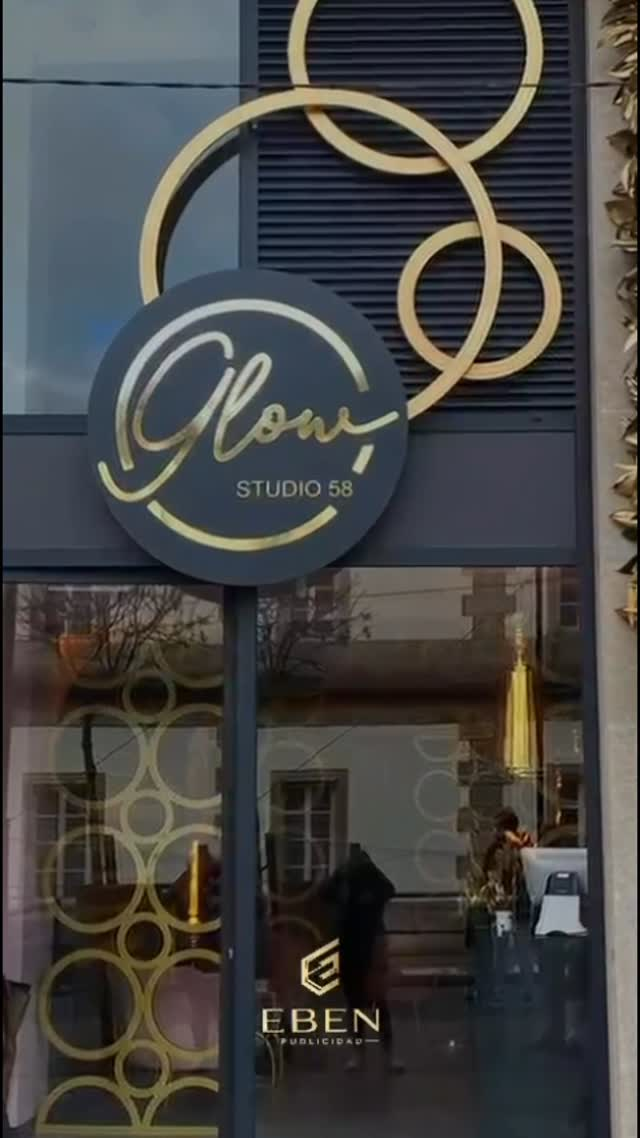 Aviso de Glow Studio 58 en su fachada, con el distintivo de Eben Publicidad